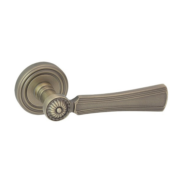 Mâner de ușă rustic Domino Diana, bronz satinat, cu manetă canelată și rozetă-floare la gât Mâner de ușă rustic Domino Diana, bronz satinat, cu manetă canelată și rozetă-floare la gât
