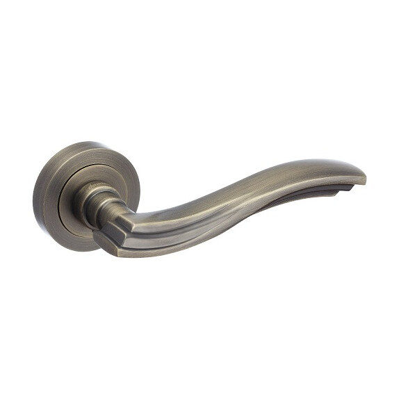 Mâner de ușă rustic Domino Malta, bronz satinat, cu manetă ondulată și nervură centrală Mâner de ușă rustic Domino Malta, bronz satinat, cu manetă ondulată și nervură centrală