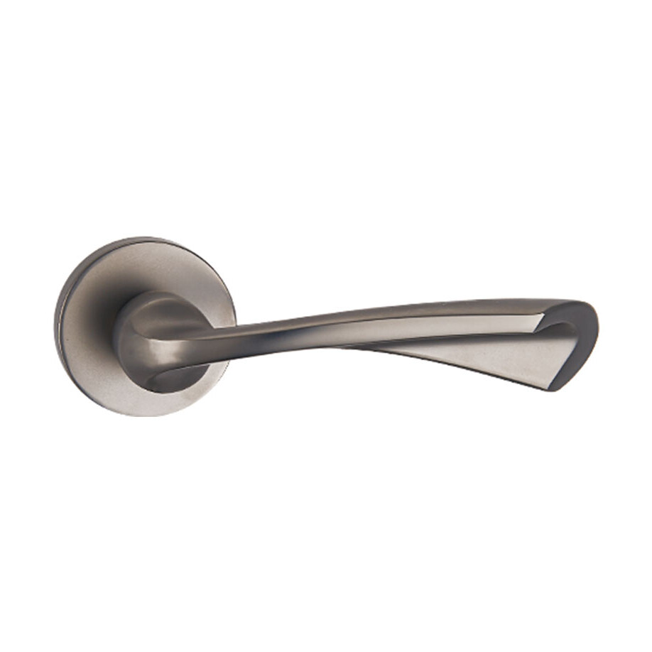 Mâner ușă Optic din zinc, nichel negru, rozetă rotundă (Z5-72Z165) Mâner de ușă Optic din zinc, nichel negru, cu manetă răsucită și rozetă rotundă, pe fundal alb