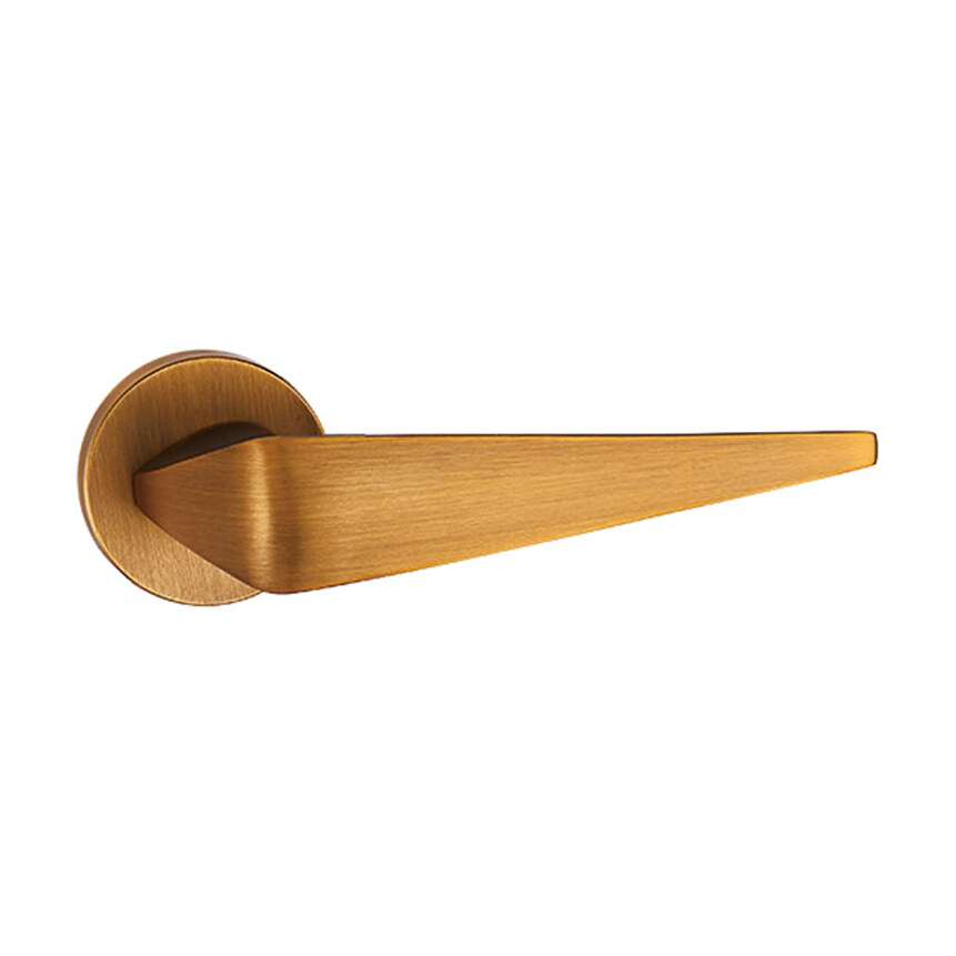 Mâner ușă Plato din zinc, auriu periat AE, rozetă rotundă (Z5-72Z155) Mâner de ușă Plato din zinc, auriu periat, cu manetă în formă de pană și rozetă rotundă, pe fundal alb