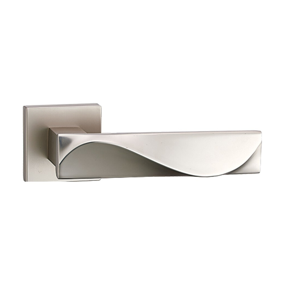 Mâner ușă Quadro din zinc, argintiu mat YN, rozetă pătrată (Z5-72Z173) Mâner de ușă Quadro din zinc, argintiu mat, cu scobitură în formă de val pe manetă și rozetă pătrată, pe fundal alb