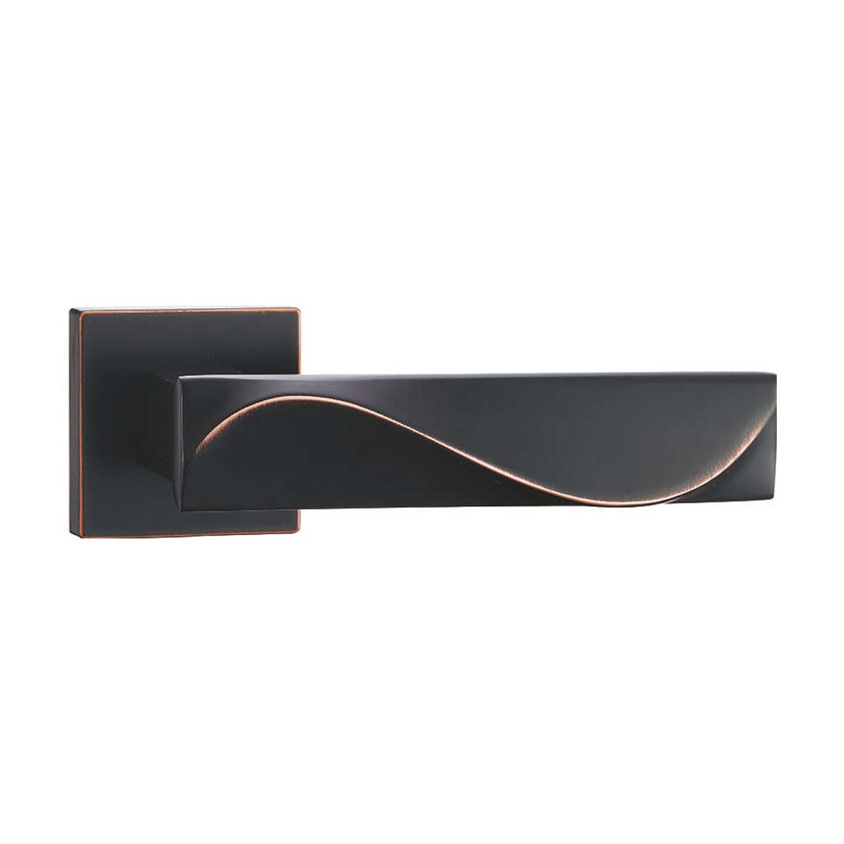 Mâner ușă Quadro din zinc, bronz uleiat ORB, rozetă pătrată (Z5-72Z173) Mâner de ușă Quadro din zinc, bronz uleiat ORB, cu linia de cupru pe curba manetei și rozetă pătrată, pe fundal alb