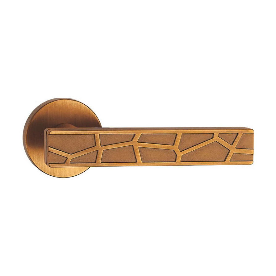 Mâner ușă Snake din zinc, auriu periat AE, rozetă rotundă (Z5-72Z169) Mâner de ușă Snake din zinc, auriu periat, cu rețea de poligoane în relief pe manetă și rozetă rotundă, pe fundal alb