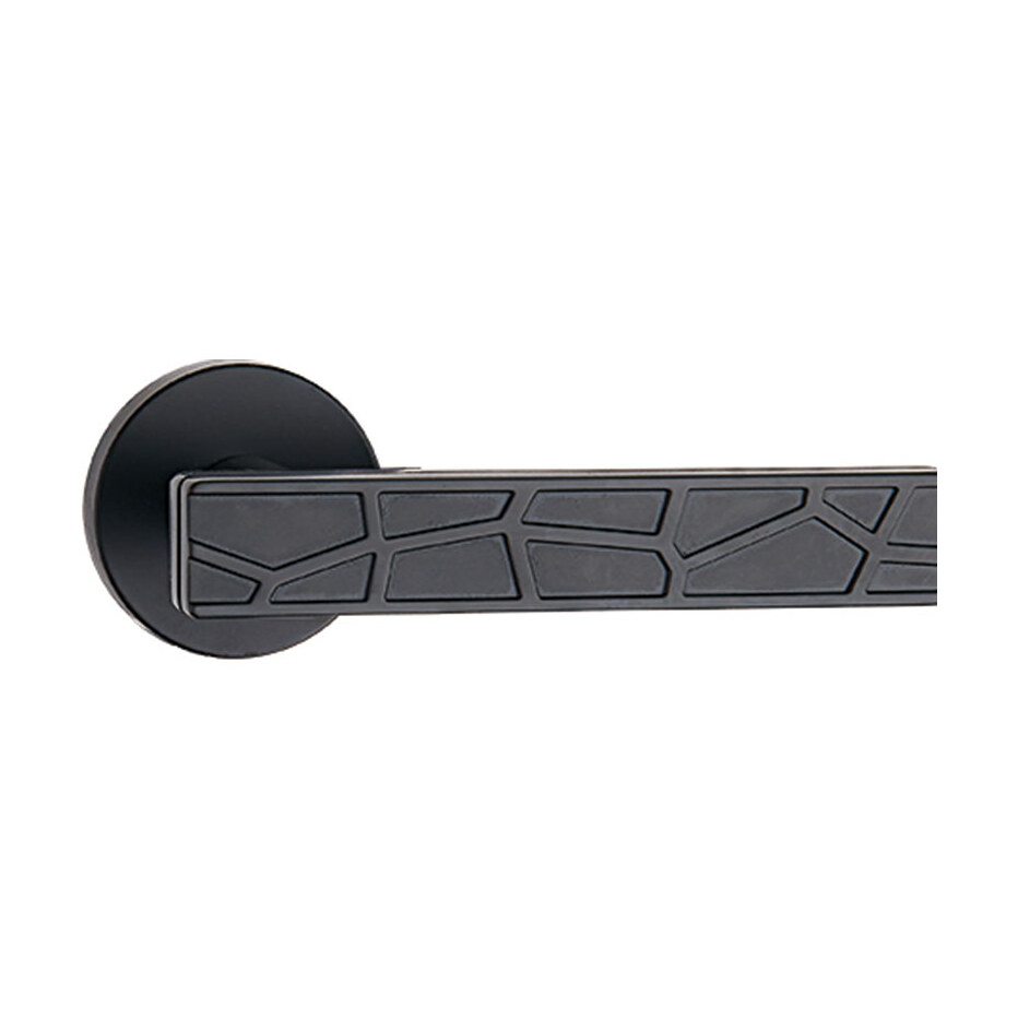 Mâner ușă Snake din zinc, negru mat, rozetă rotundă (Z5-72Z169) Mâner de ușă Snake din zinc, negru mat, cu rețea de poligoane în relief pe manetă și rozetă rotundă, pe fundal alb