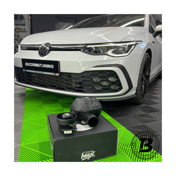 Generator de sunet Maxhaust pe cutia setului, în fața unui VW Golf alb dintr-un atelier