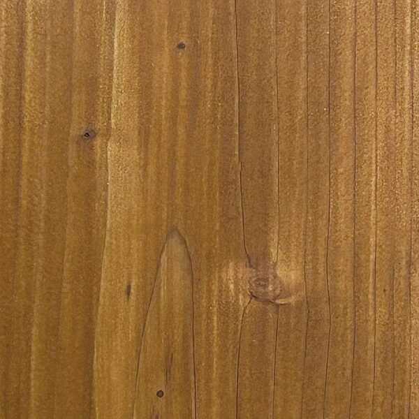 Mostră de lemn cu noduri tratat cu uleiul Woca Exterior Wood Oil în nuanța Teak, maro-auriu, cu fibra verticală