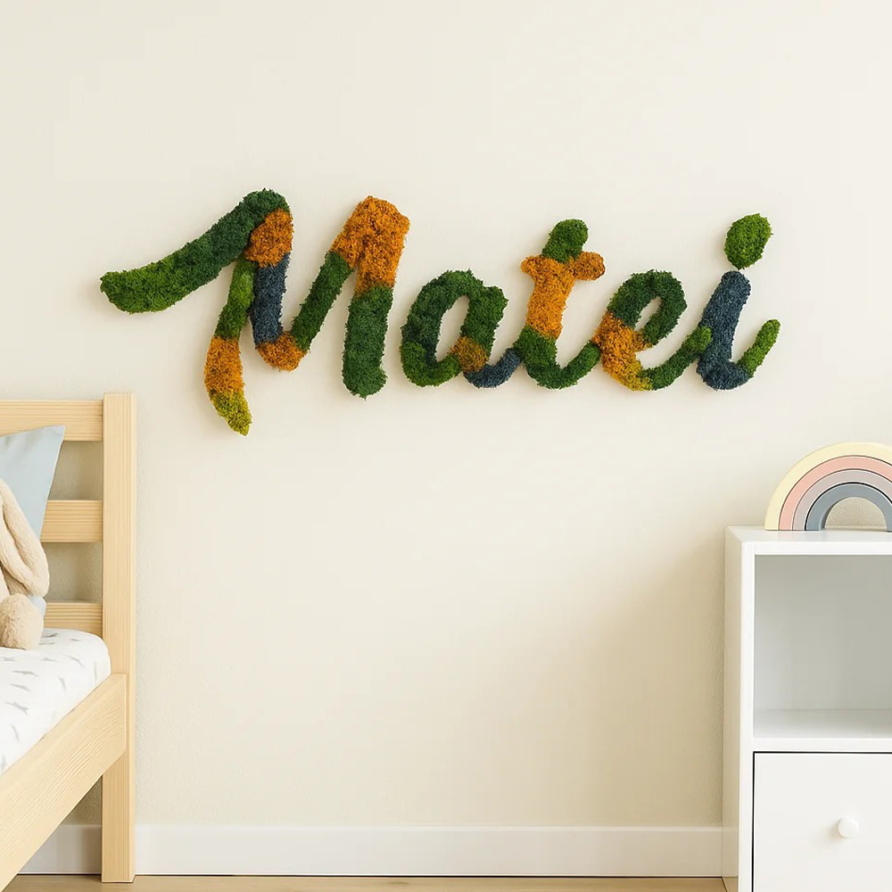 Nume personalizat din licheni Matei, în camera copilului Numele Matei din licheni verzi, oranj și albaștri, pe peretele unei camere, deasupra unui pat din lemn