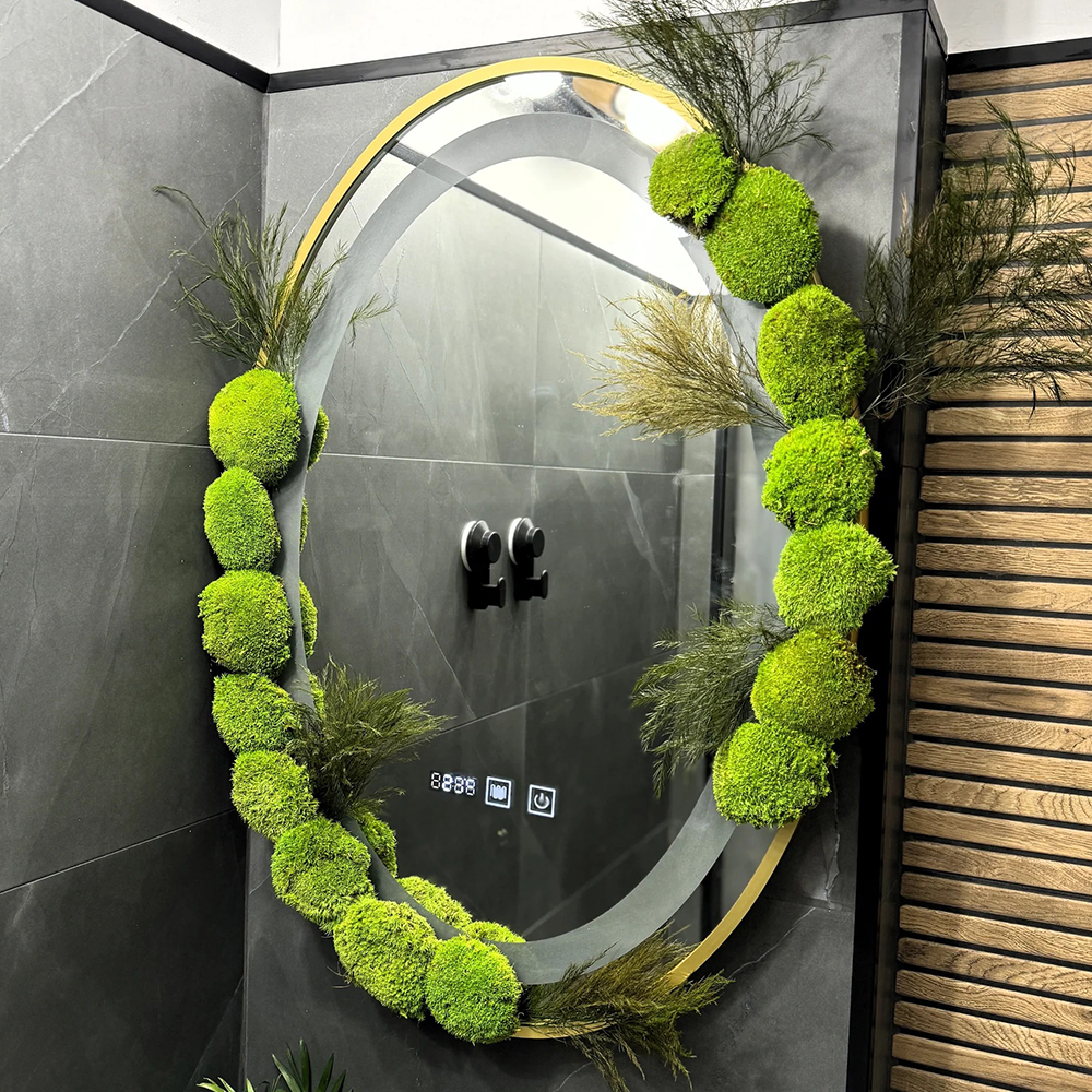 Oglindă rotundă cu mușchi stabilizat, detaliu Oglindă rotundă cu ramă aurie, decorată pe laterale cu pernițe de mușchi verde și plante decorative, pe faianță gri