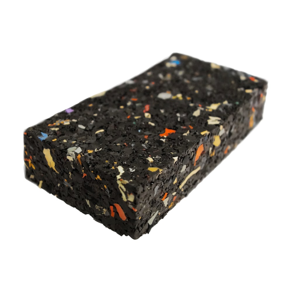 Pad gros de 20 mm din cauciuc granulat negru, cu granule colorate, pentru nivelarea și ridicarea structurii de terasă Pad gros de 20 mm din cauciuc granulat negru, cu granule colorate, pentru nivelarea și ridicarea structurii de terasă
