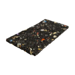 Pad subțire de 3 mm din cauciuc granulat negru cu fulgi colorați, văzut în perspectivă pe fundal alb