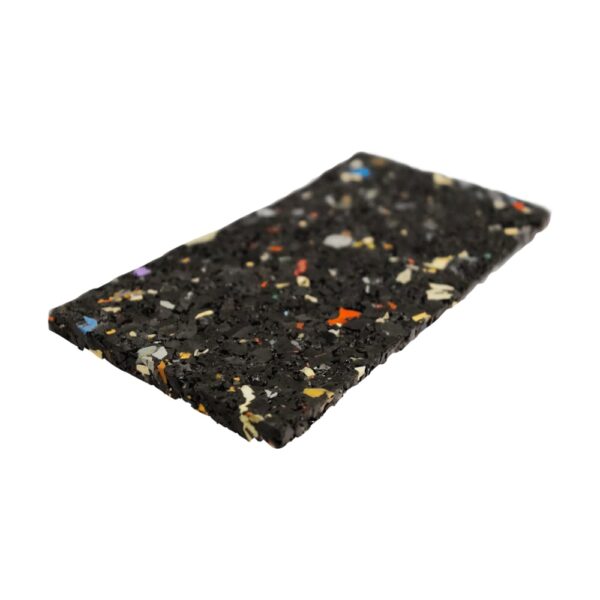 Pad subțire de 3 mm din cauciuc granulat negru cu fulgi colorați, văzut în perspectivă pe fundal alb