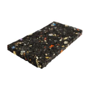 Pad dreptunghiular de 8 mm din cauciuc granulat negru, cu fulgi colorați, folosit sub structura suport a terasei