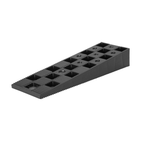 Pană Trigo neagră din plastic, cu alveole pătrate și margini zimțate, văzută oblic pe fundal alb