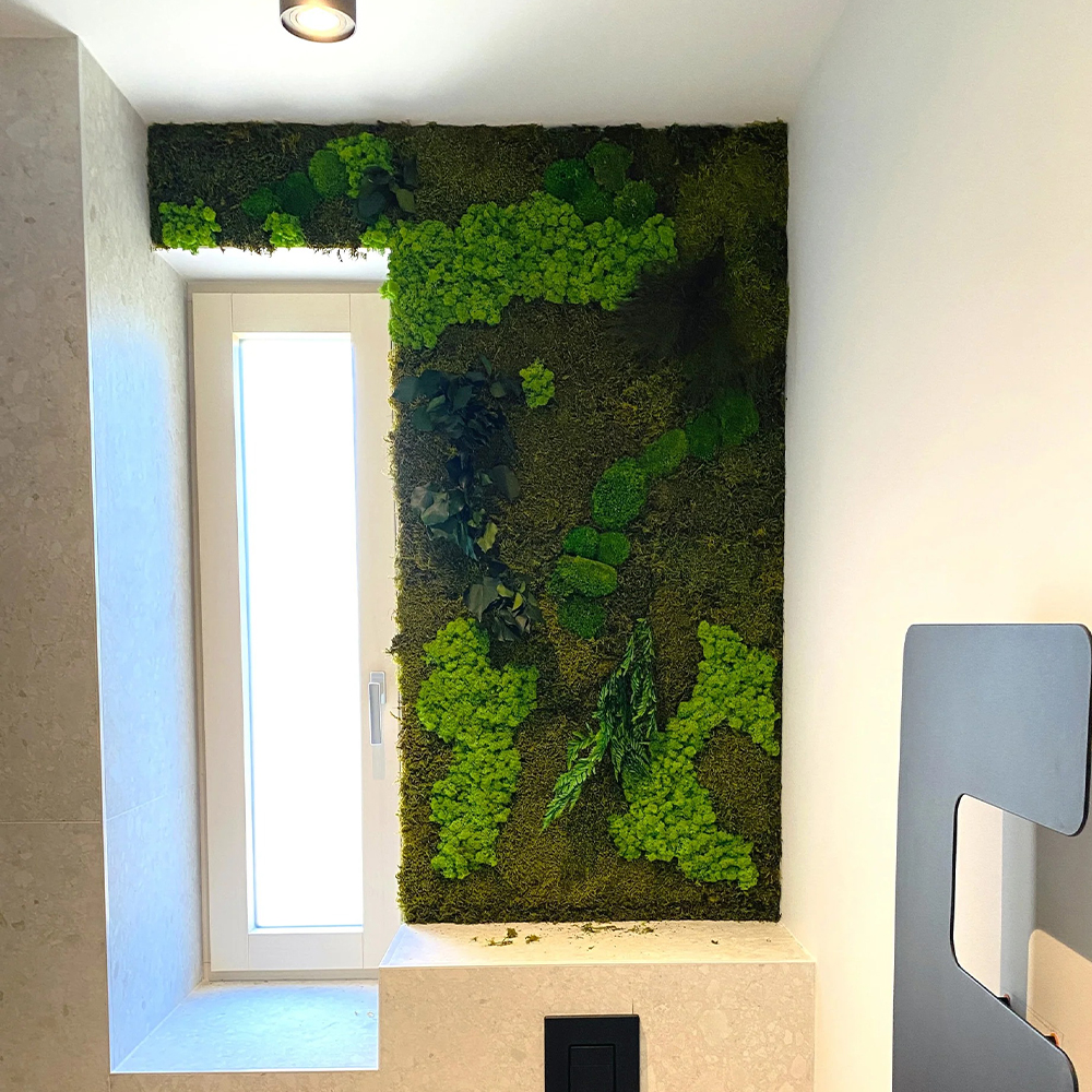 Decor de baie din mușchi și licheni în jurul ferestrei Decor din mușchi, licheni și plante stabilizate care încadrează fereastra unei băi cu pereți din piatră bej