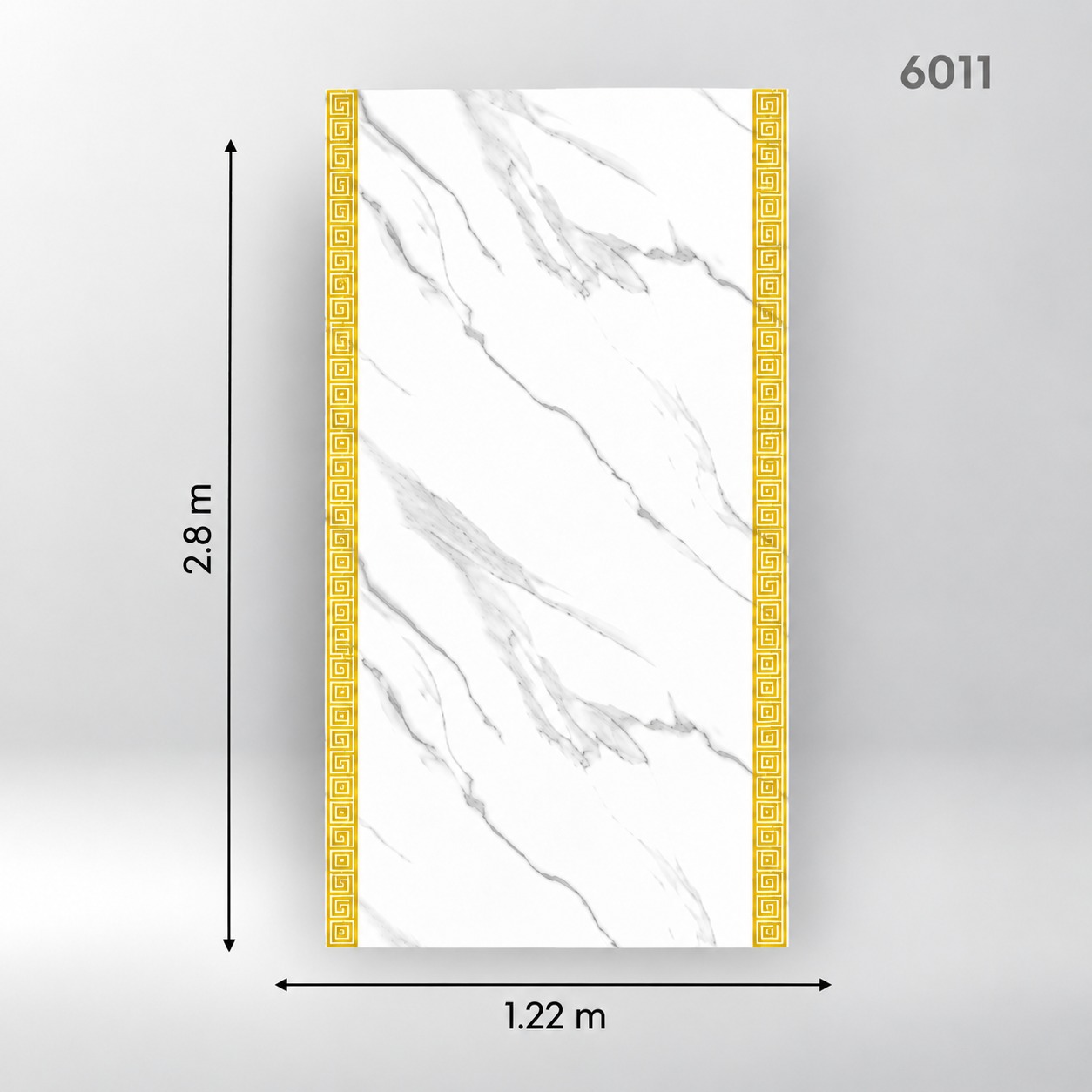 Panou decorativ Calacatta Greca Panou Calacatta Greca în picioare: marmură albă cu vene gri și două borduri aurii cu meandru, cotele 2,8 × 1,22 m