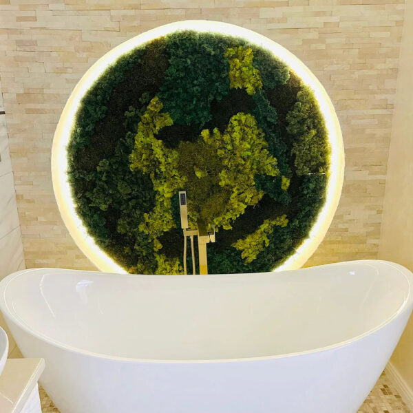 Panou rotund din licheni în nuanțe de verde, cu ramă albă luminată LED, deasupra unei căzi libere