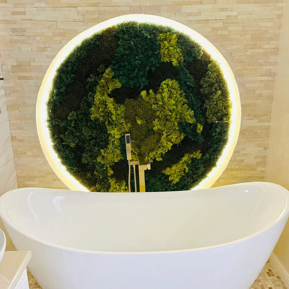Panou rotund din licheni cu LED deasupra căzii Panou rotund din licheni în nuanțe de verde, cu ramă albă luminată LED, deasupra unei căzi libere