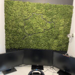 Panou din licheni de 140 × 120 cm cu traseu de circuit, într-un colț de lucru cu volan de simulator