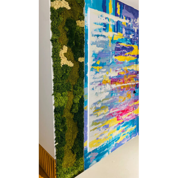Panou din licheni verzi și ivoire, de 260 × 55 cm, alături de pictura abstractă, vedere laterală