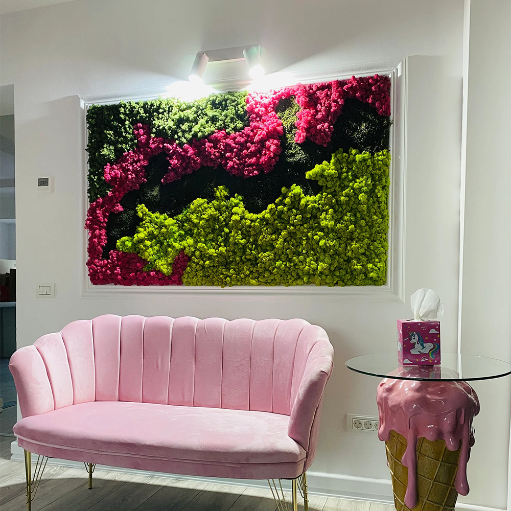 Panou din licheni stabilizați roz mixt, 100 × 60 cm Panou din licheni roz și verde-lime deasupra unei canapele mici din catifea roz