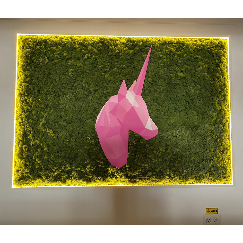Panou din licheni cu unicorn geometric 3D și ramă LED Panou din licheni verde-oliv cu cap de unicorn geometric roz și ramă iluminată LED, vedere din față