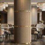 Coloană rotundă îmbrăcată în panou canelat crem-taupe, cu inele aurii, într-un restaurant
