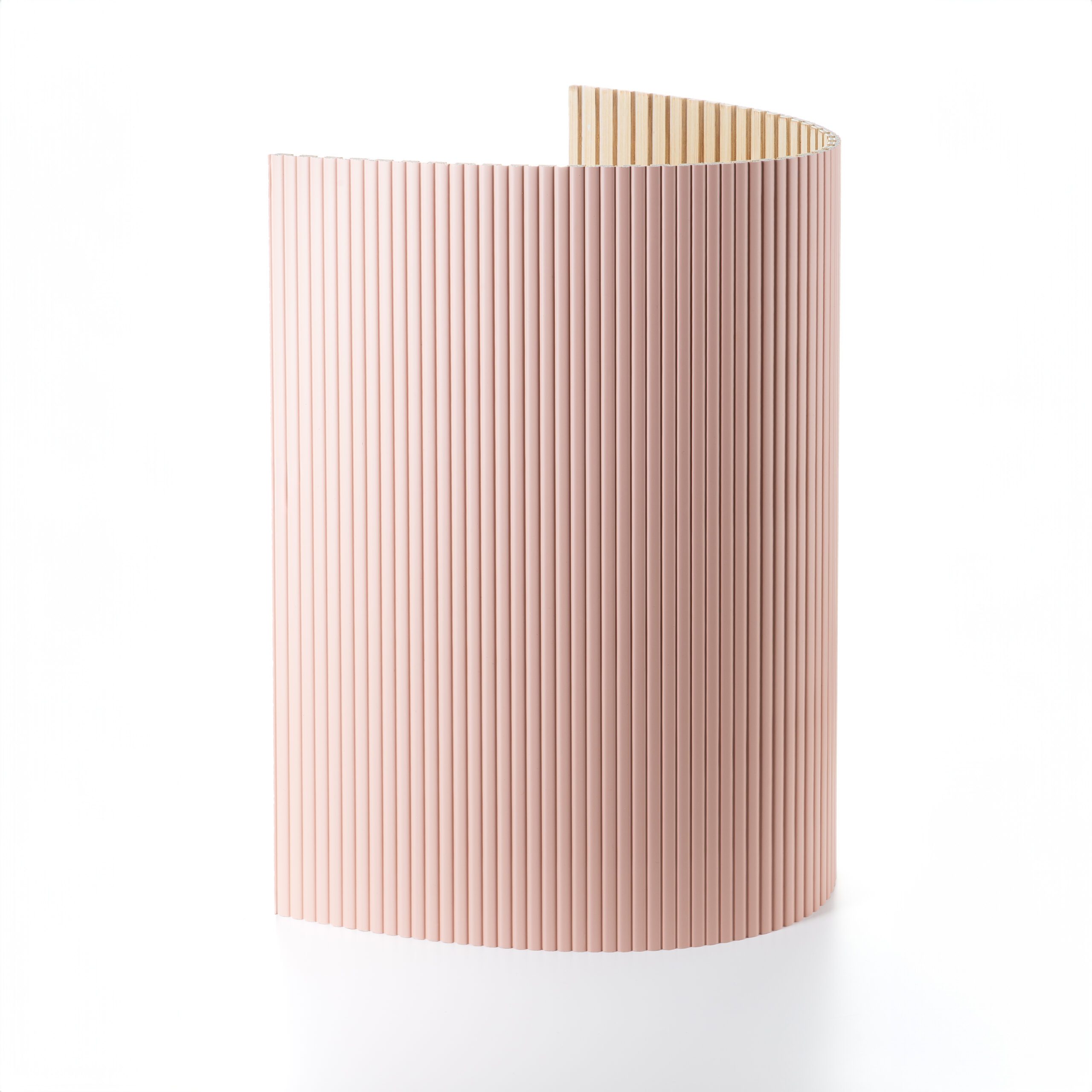 Panou riflat JP-10 Pastel Blush Panou flexibil JP-10 Pastel Blush curbat în semicerc, cu caneluri verticale roz pudrat și spatele din placaj