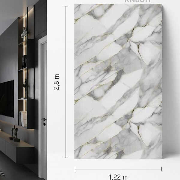 Placă KN8011 cu marmură albă și nervuri gri, prezentată vertical, cu cotele de 1,22 × 2,8 m