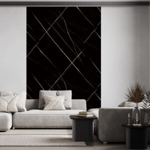 Panou KN8012 negru cu linii aurii montat vertical în spatele unei canapele gri deschis