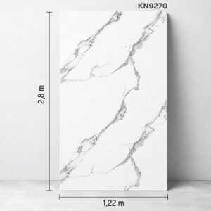 Panou KN9270 cu marmură albă și nervuri gri în diagonală, prezentat vertical, cu cotele de 1,22 × 2,8 m