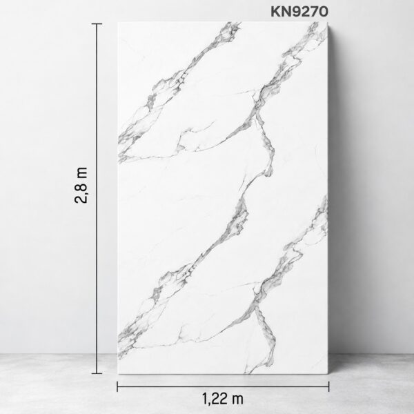 Panou KN9270 cu marmură albă și nervuri gri în diagonală, prezentat vertical, cu cotele de 1,22 × 2,8 m