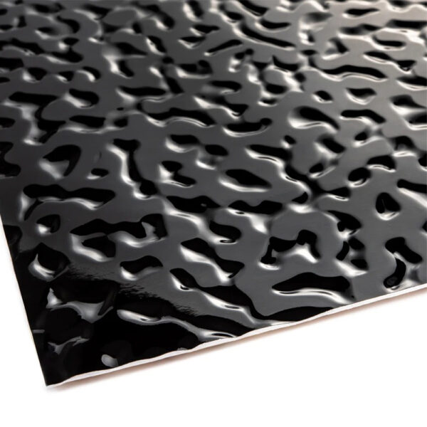 Panou JP-20 Metallic Piano Black, colț negru lucios cu relief ondulat și reflexii albe pe creste