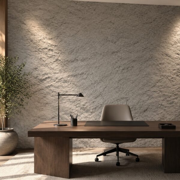 Perete de birou placat cu Textured Grey, în spatele unei mese din lemn închis, cu lumină laterală