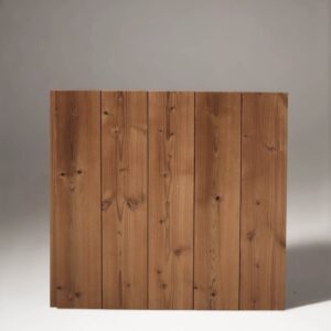 Panou din cinci plăci Luna Sharp HF 20×142 (fostul Trim) asamblate vertical, molid tratat termic brun cu noduri, pe fundal gri
