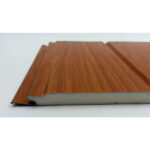 Colțul panoului cu aspect de lemn, cu profilul de îmbinare și stratul de spumă