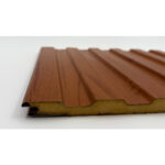 Capătul panoului VS-04-002 de 7000 mm, cu profilul nut-feder și stratul de spumă PUR