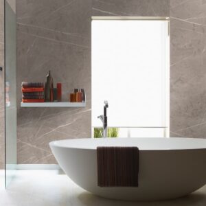 Baie cu cadă ovală independentă și raft alb cu prosoape, pe pereți Rocko K024 Beige Pietra Marble gri-bej cu vinișoare albe