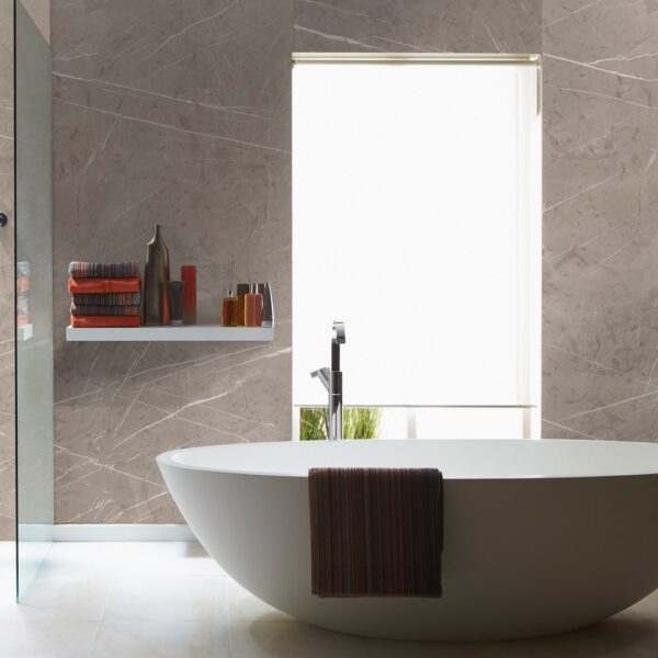 Baie cu cadă ovală independentă și raft alb cu prosoape, pe pereți Rocko K024 Beige Pietra Marble gri-bej cu vinișoare albe