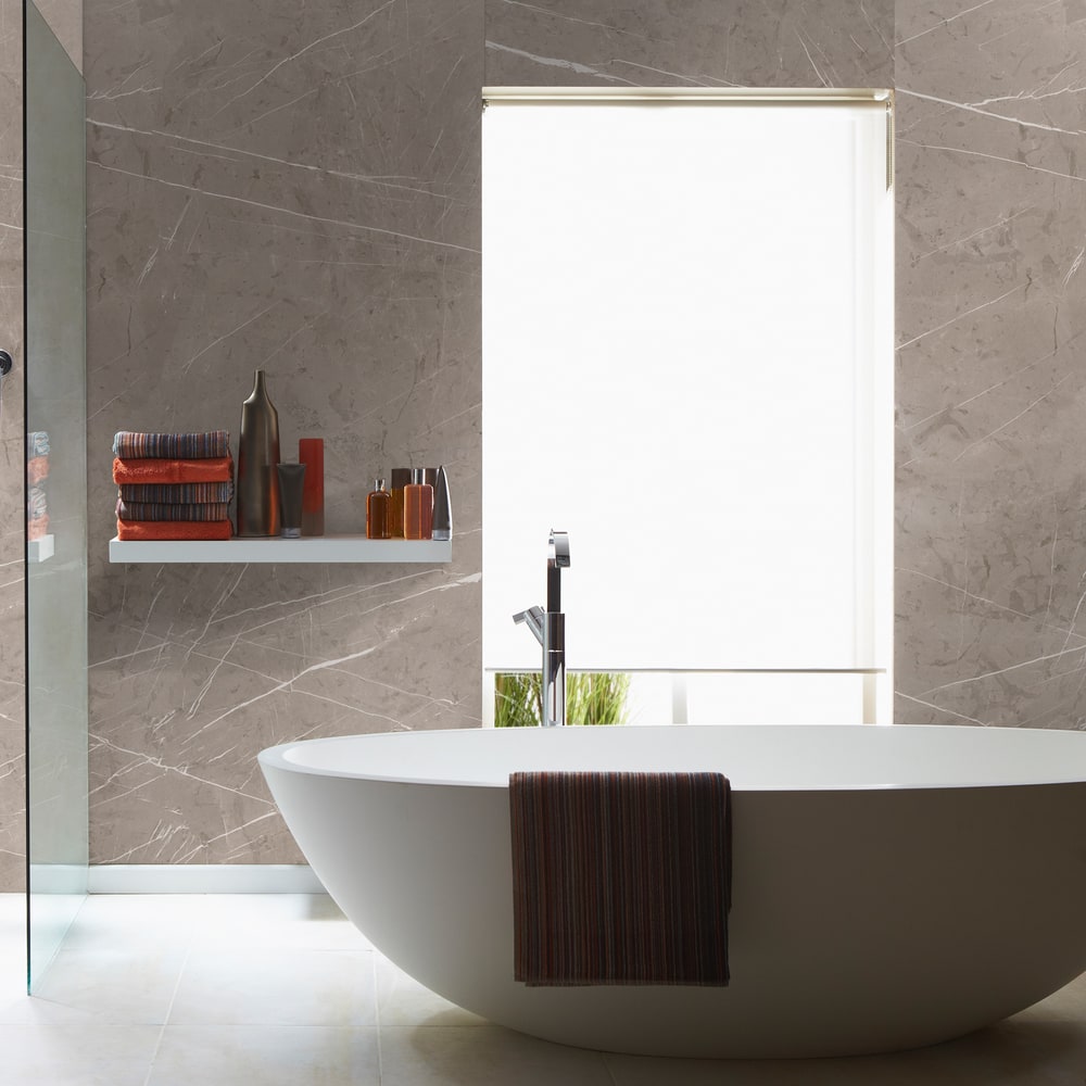 Baie cu cadă ovală independentă și raft alb cu prosoape, pe pereți Rocko K024 Beige Pietra Marble gri-bej cu vinișoare albe Baie cu cadă ovală independentă și raft alb cu prosoape, pe pereți Rocko K024 Beige Pietra Marble gri-bej cu vinișoare albe