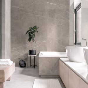 Baie cu cadă încastrată, ficus în ghiveci negru și lavoare albe, cu pereții din panouri Rocko K024 Beige Pietra Marble