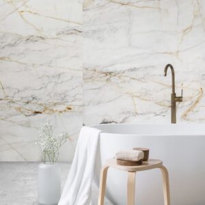 Cadă albă independentă cu baterie din bronz și taburet din lemn, pe un perete Rocko R154 Marble Gold cu vinișoare aurii