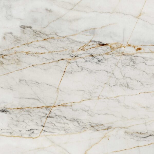 Decorul Rocko R154 Marble Gold văzut din față: marmură albă cu nori gri și vinișoare aurii