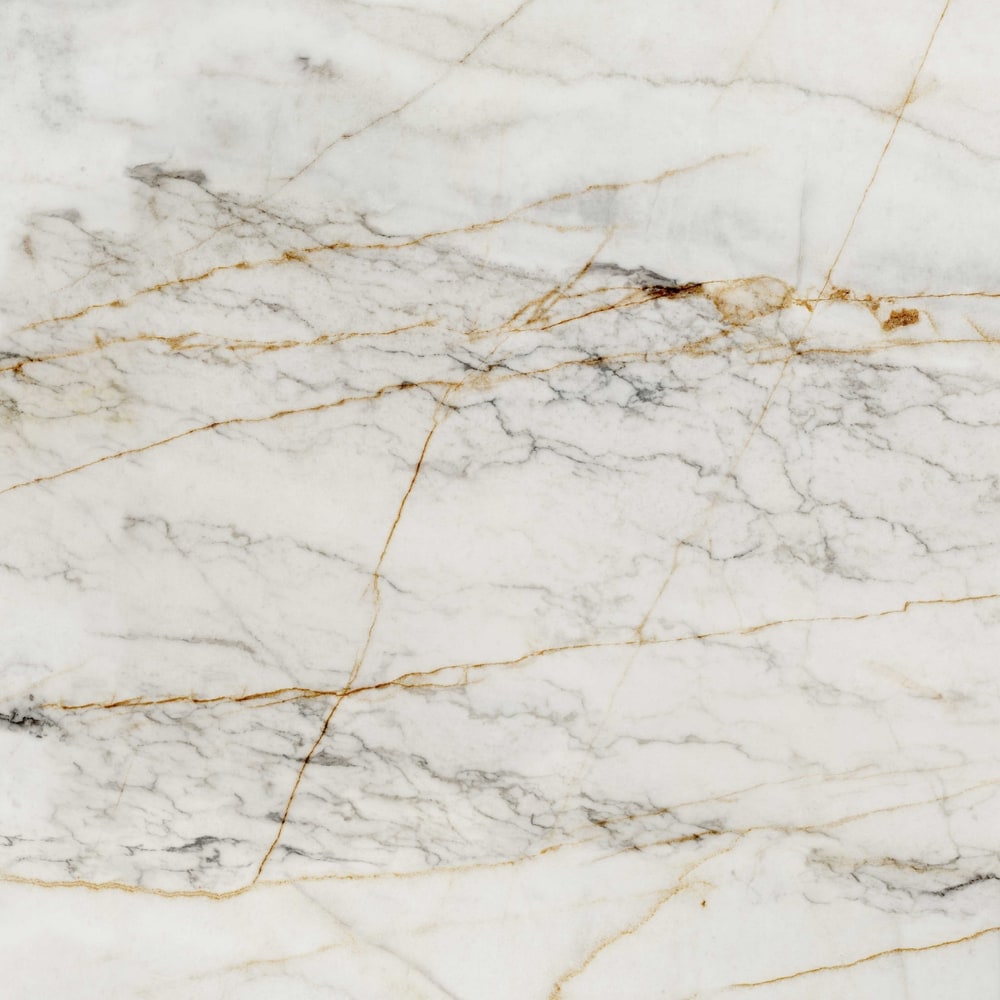 Decorul Rocko R154 Marble Gold văzut din față: marmură albă cu nori gri și vinișoare aurii Decorul Rocko R154 Marble Gold văzut din față: marmură albă cu nori gri și vinișoare aurii
