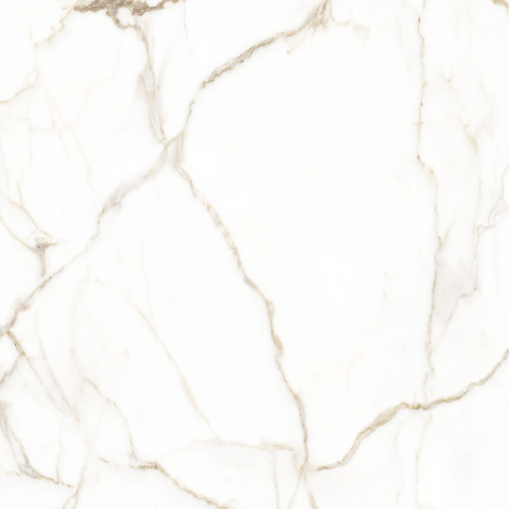 Decorul Rocko R192 Bianco Gold văzut din față: marmură albă cu vinișoare subțiri aurii și bej Decorul Rocko R192 Bianco Gold văzut din față: marmură albă cu vinișoare subțiri aurii și bej