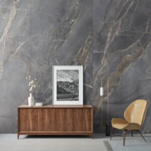Perete Rocko R193 Velvet Marble cu o comodă din nuc, un tablou alb-negru și un fotoliu de culoarea muștarului