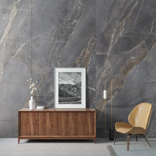 Perete Rocko R193 Velvet Marble cu o comodă din nuc, un tablou alb-negru și un fotoliu de culoarea muștarului