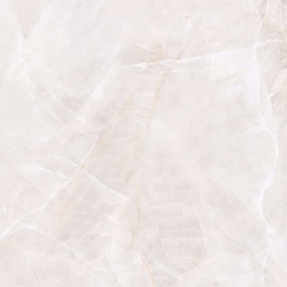 Decorul lucios Rocko R196 Ivory Onyx văzut din față: onix fildeș cu nuanțe rozalii și vinișoare albe fine Decorul lucios Rocko R196 Ivory Onyx văzut din față: onix fildeș cu nuanțe rozalii și vinișoare albe fine