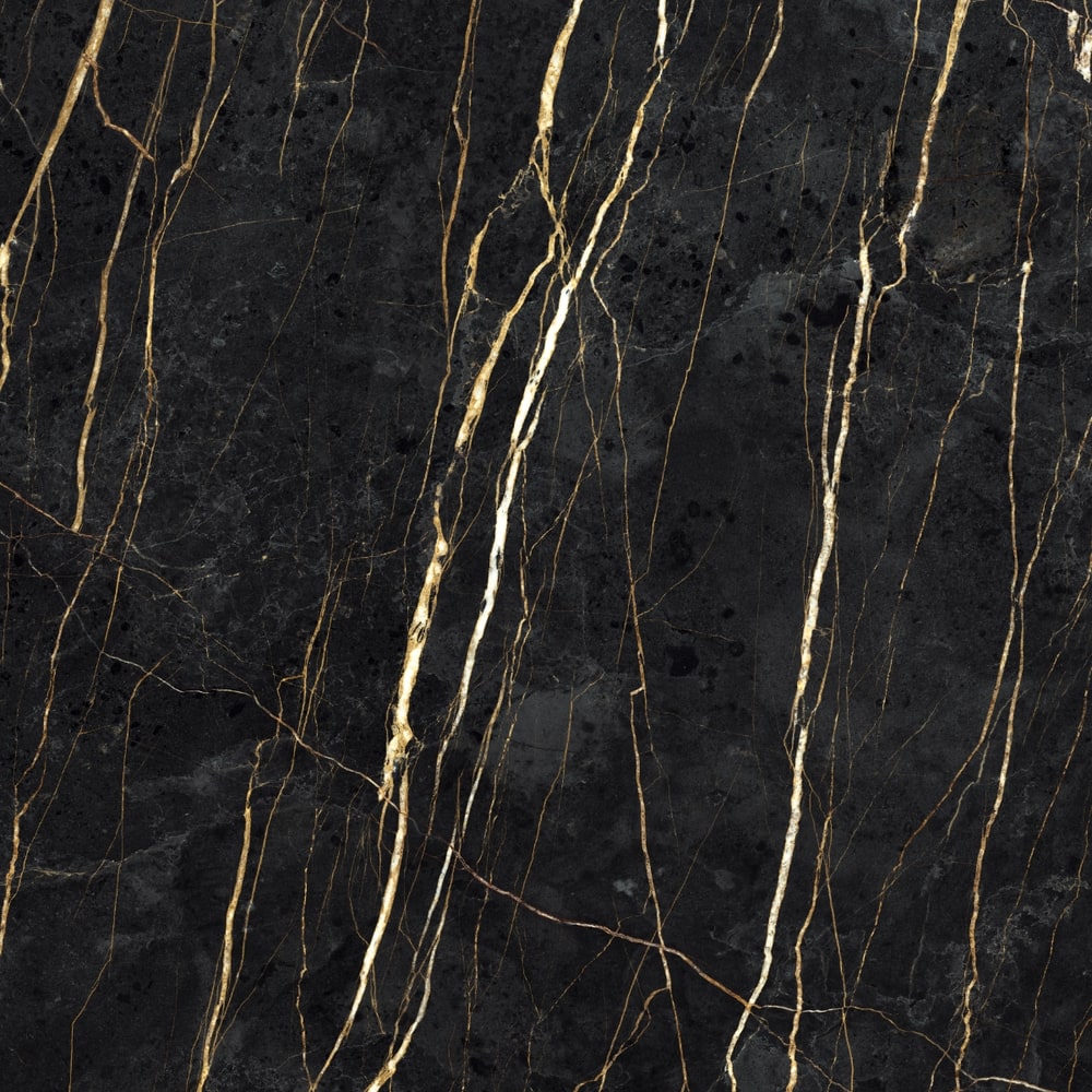 Decorul Rocko R258 Lorento Noir văzut din față: marmură neagră brăzdată de vinișoare aurii și albe, aproape verticale Decorul Rocko R258 Lorento Noir văzut din față: marmură neagră brăzdată de vinișoare aurii și albe, aproape verticale