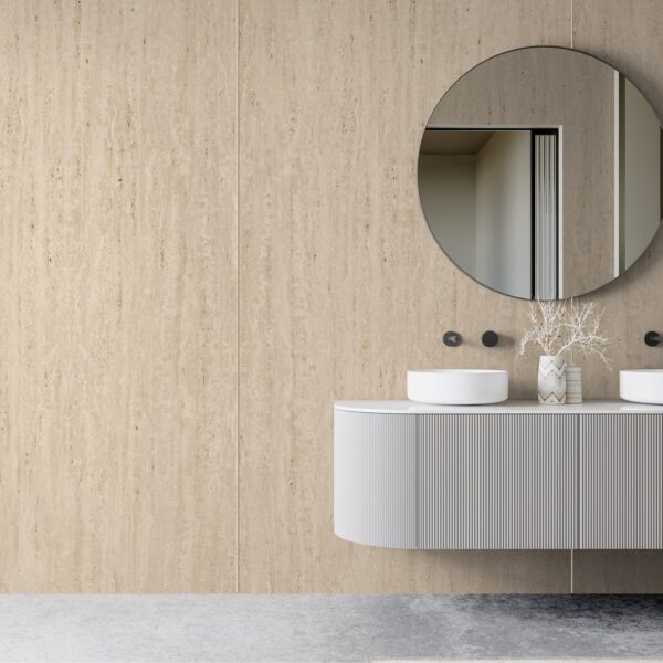 Baie cu oglindă rotundă și mobilier gri canelat, pe un perete Rocko R259 Travertine Ortigia