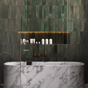 Cadă cu aspect de marmură albă în fața unui perete Rocko R264 Kasbah Green, cu nișă iluminată pentru cosmetice și robinete arămii